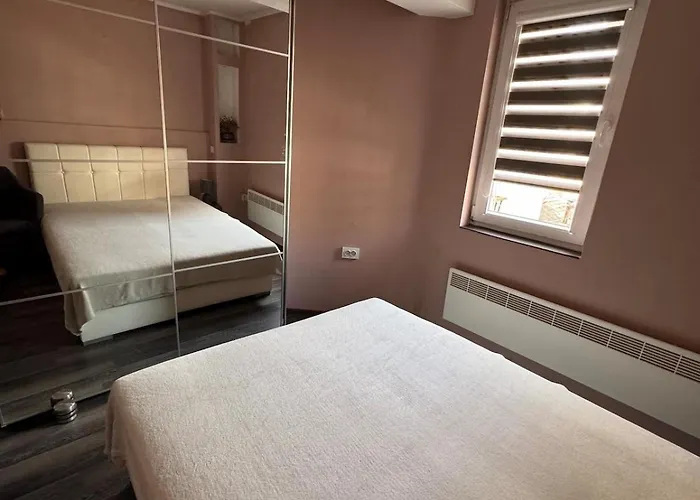 Charming Seaside In Apartment Warna