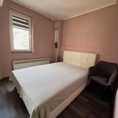 Charming Seaside In וארנה